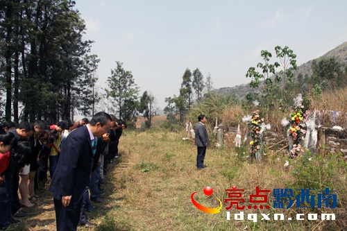 圖為干部職工在頂效烈士陵園向革命先烈默哀.jpg
