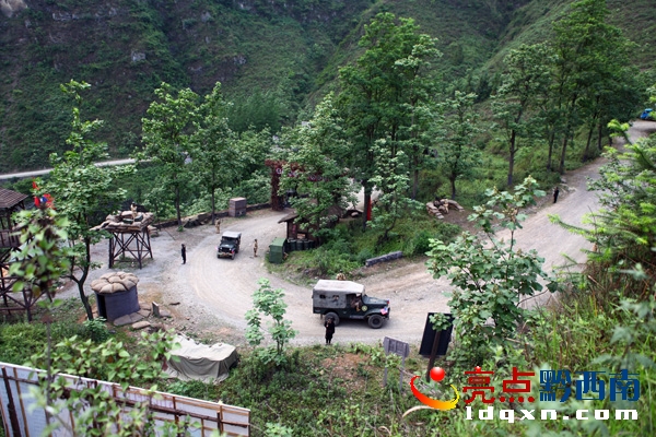 電視連續劇《二十四道拐》外景拍攝運輸車輛行駛在“24道拐”盤山公路1.jpg