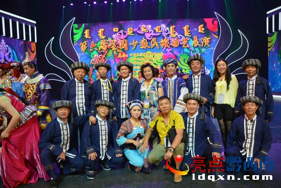 八音坐唱演職人員與貴州省曲協(xié)秘書長梁振邦先生合影留念.JPG