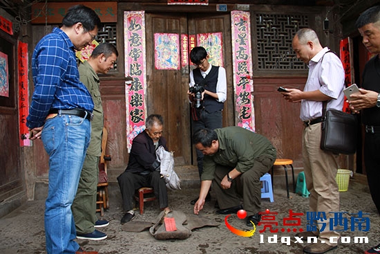 圖為參觀馬鞍。.jpg