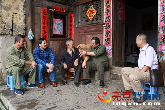 圖為聆聽余老伯講述故事。.jpg