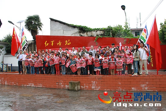 圖為與學(xué)生合影留念。.jpg