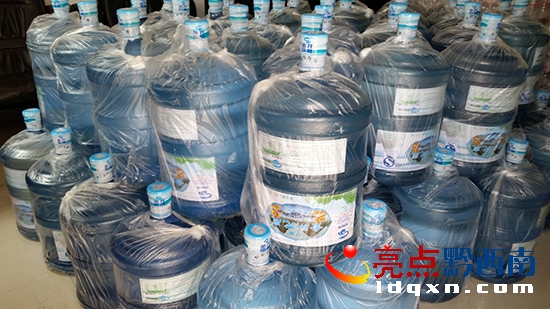 �ڄt�ְ����c(di��n)������Ȫˮ�S�͵ĵVȪˮ.jpg