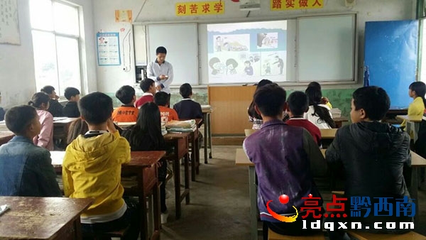 正在給學(xué)生上課.jpg
