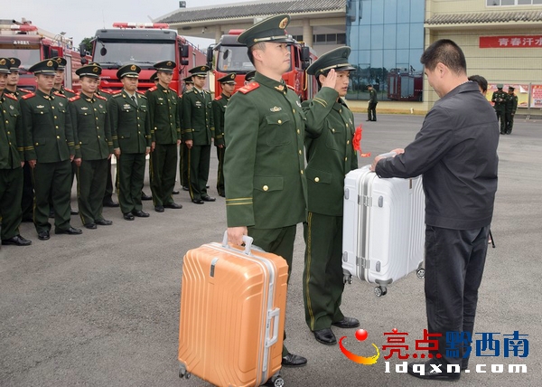 興仁縣政府領導向消防退伍老兵贈送紀念品.JPG