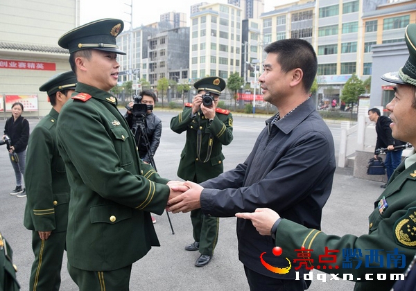 興仁縣政府領導與消防轉業士官握手慰問.JPG