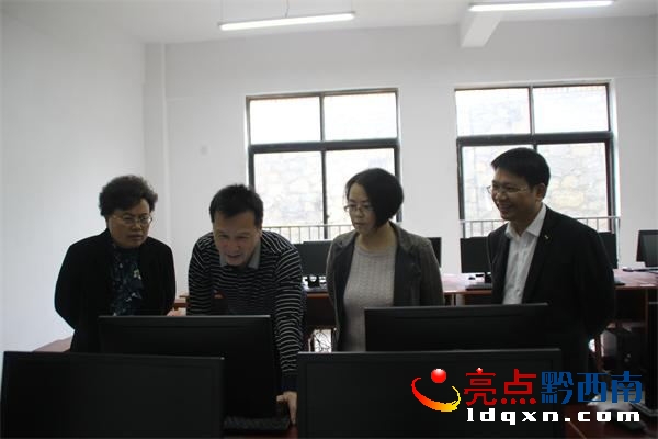王雄義(左二)查看計(jì)算機(jī)運(yùn)行情況_看圖王.jpg